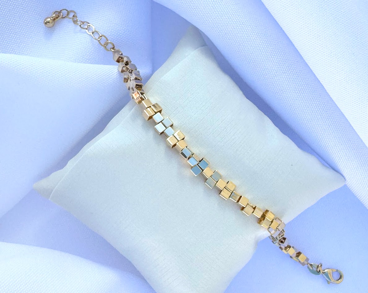 Pulseira com Mini Canutilhos Banho Dourado