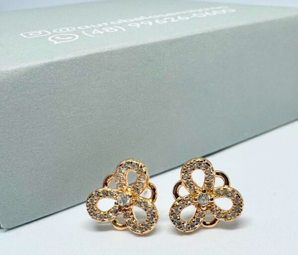 Brinco Flor Rose Com Micro Zircônias Banho Dourado - Image 2