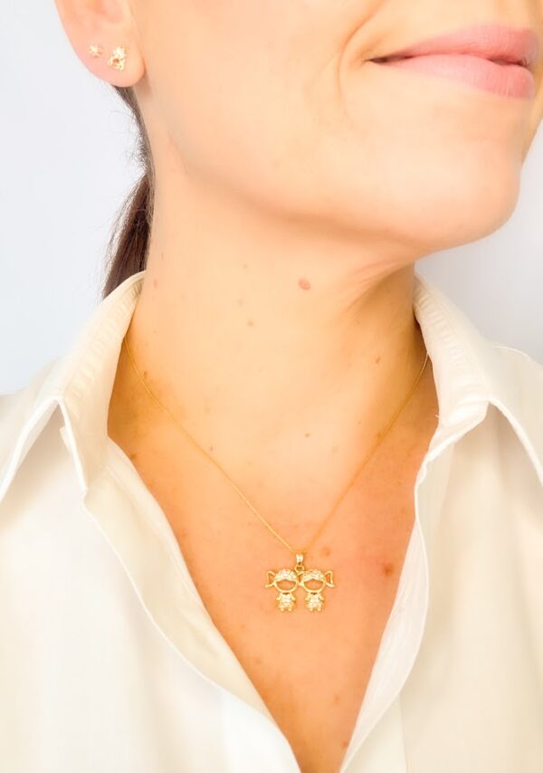 Colar Pingente Duas Meninas Cravejado Banho Dourado - Image 2
