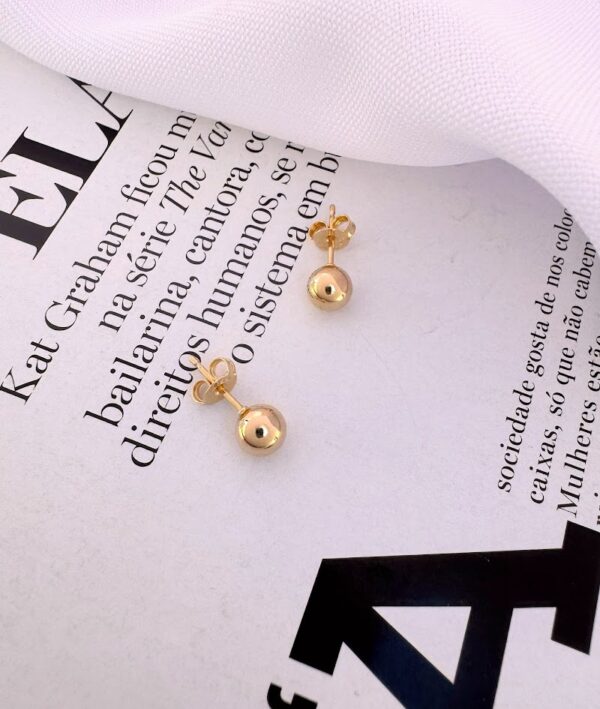 Brinco Bola Liso 5mm Banho Dourado - Image 2