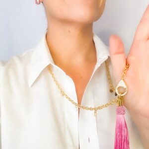 Colar Longo com Franja Rosa e Medalhas Banho Dourado