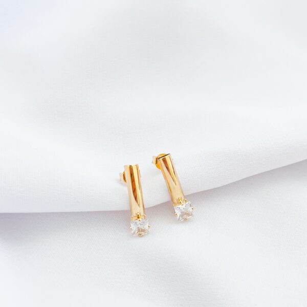 Brinco Palito Com Zircônia Banho Dourado - Image 2