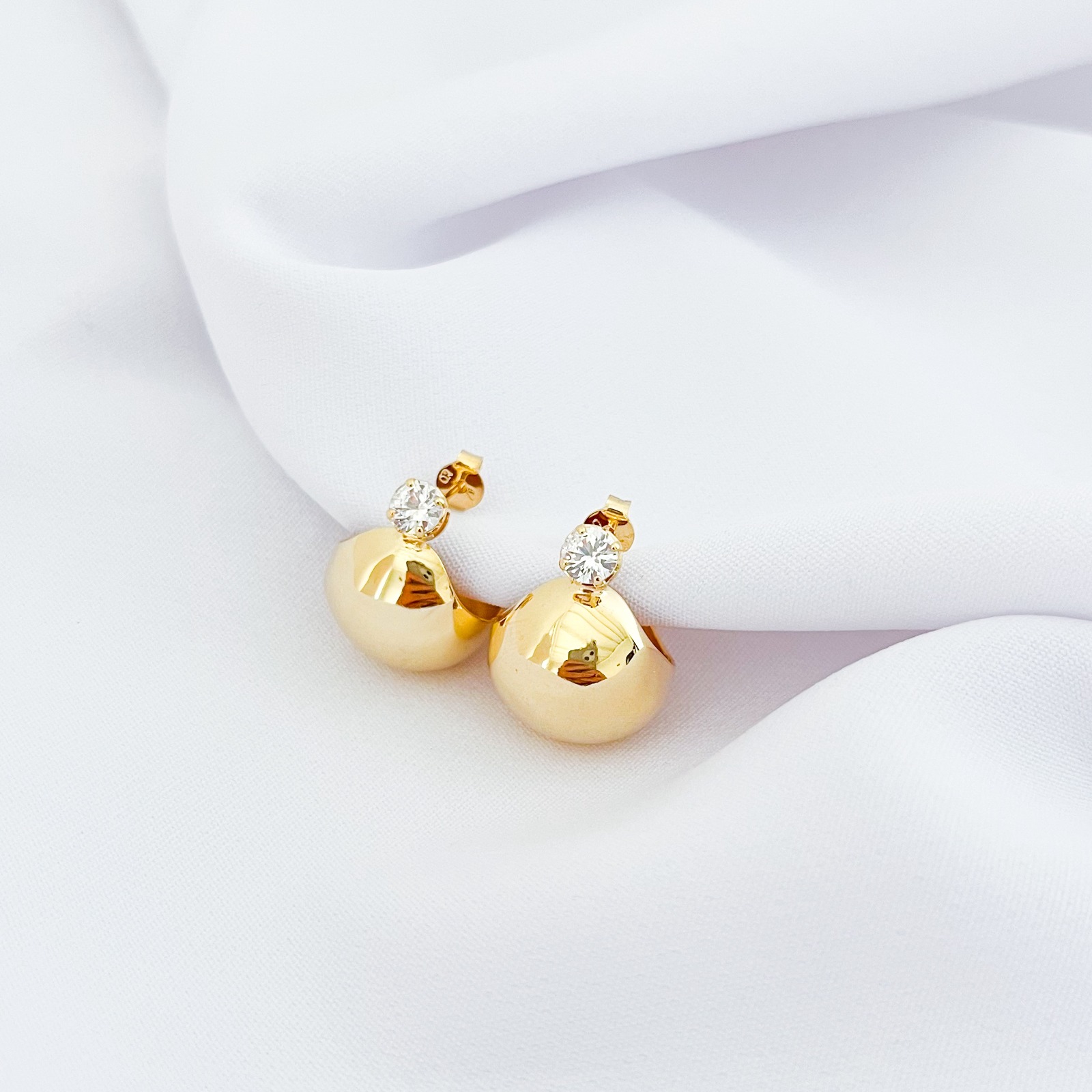 Brinco Meia Bola com Zircônia Banho Dourado
