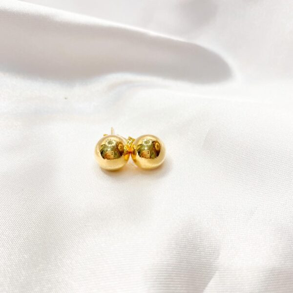 Brinco de Esfera Lisa 9mm Banho Dourado - Image 2