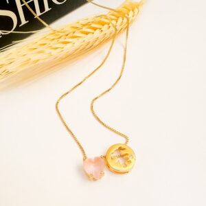 Colar Pingente Menina e Coração Banho Dourado
