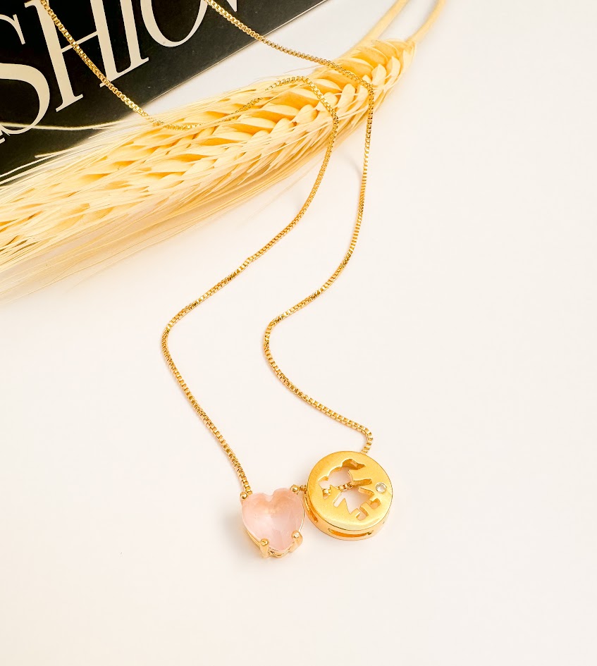 Colar Pingente Menina e Coração Banho Dourado