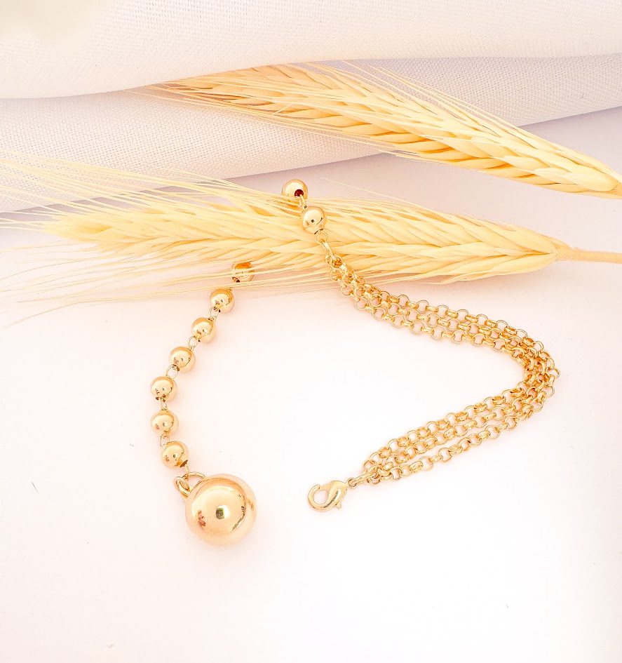 Pulseira com Esfera e Três Correntes Banho Dourado