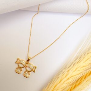 Colar Pingente Duas Meninas Cravejado Banho Dourado