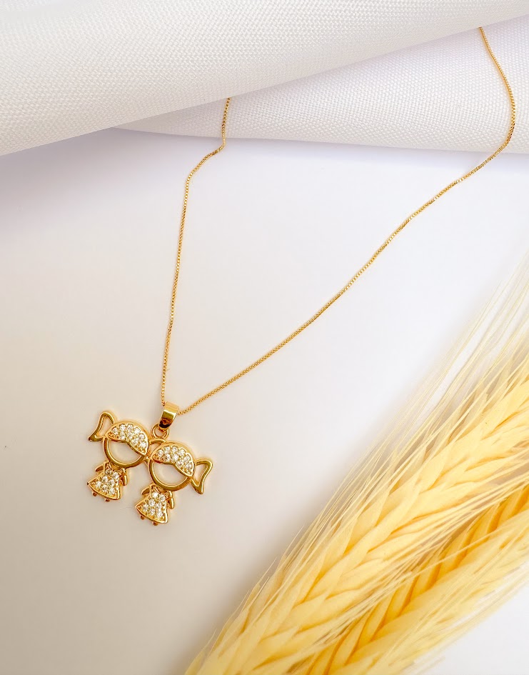 Colar Pingente Duas Meninas Cravejado Banho Dourado