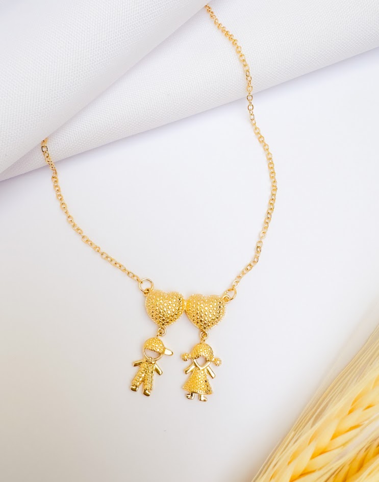 Colar Pingente Filhos Casal com Corações Banho Dourado