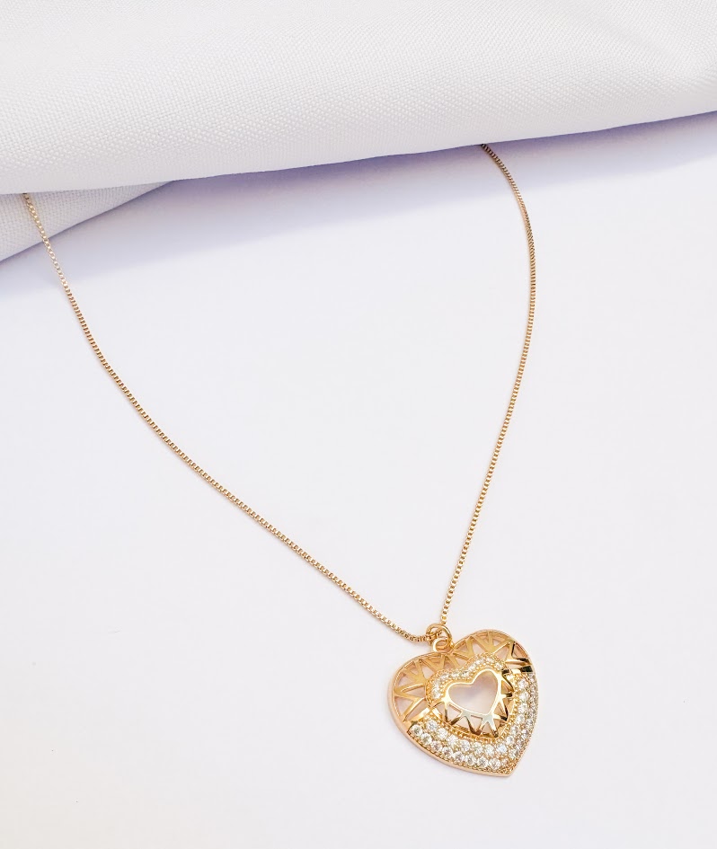 Colar com Pingente de Coração Cravejado Banho Dourado