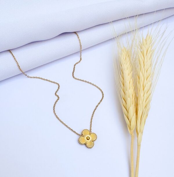 Colar Trevo com Textura Banho Dourado - Image 2