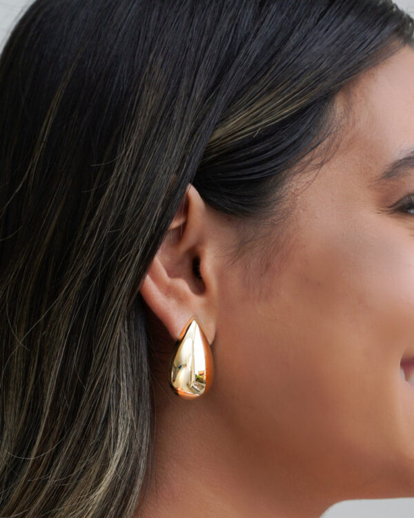 Brinco Gota Lisa Banho Dourado