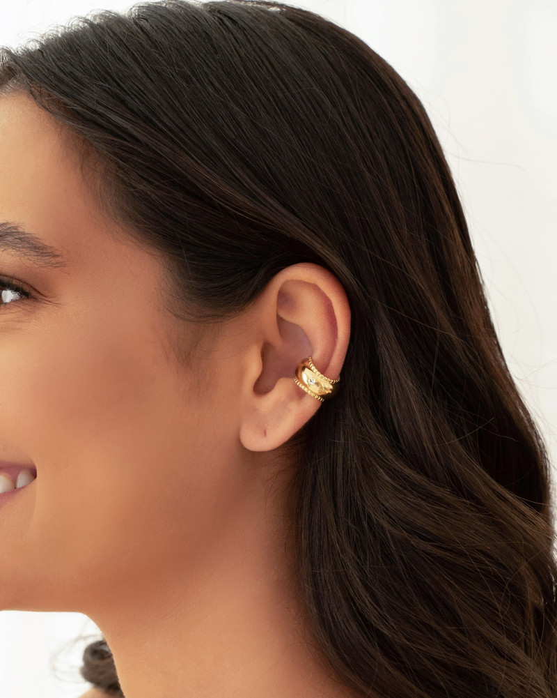 Piercing Liso Bolinhas Banho Dourado