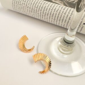 Brinco Meia Lua com Textura Banho Dourado