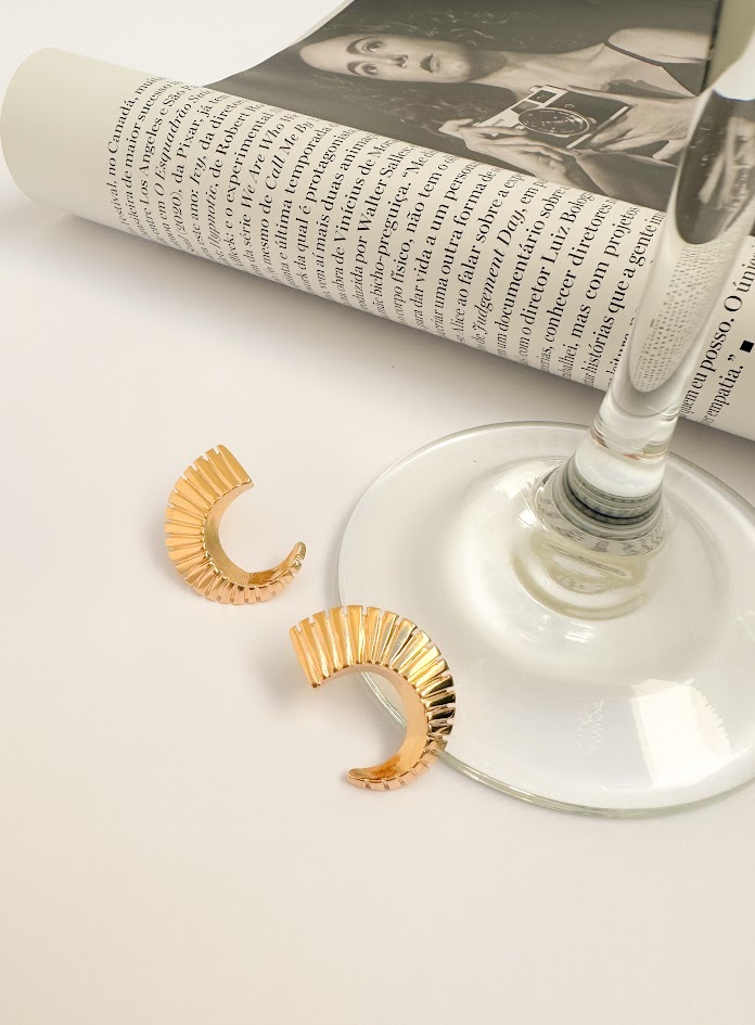 Brinco Meia Lua com Textura Banho Dourado