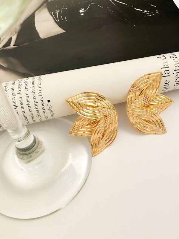 Brinco Folhas Grandes com Textura Banho Dourado