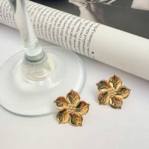 Brinco com Flor Banho Dourado
