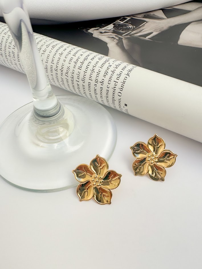 Brinco com Flor Banho Dourado