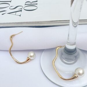Argola Irregular com Pérola Banho Dourado
