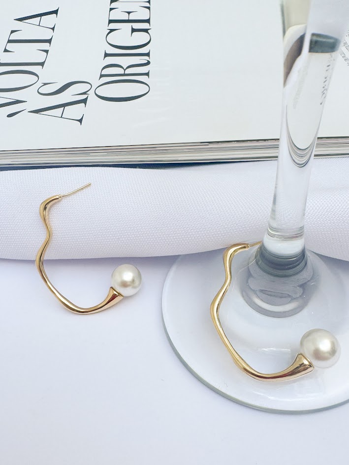 Argola Irregular com Pérola Banho Dourado
