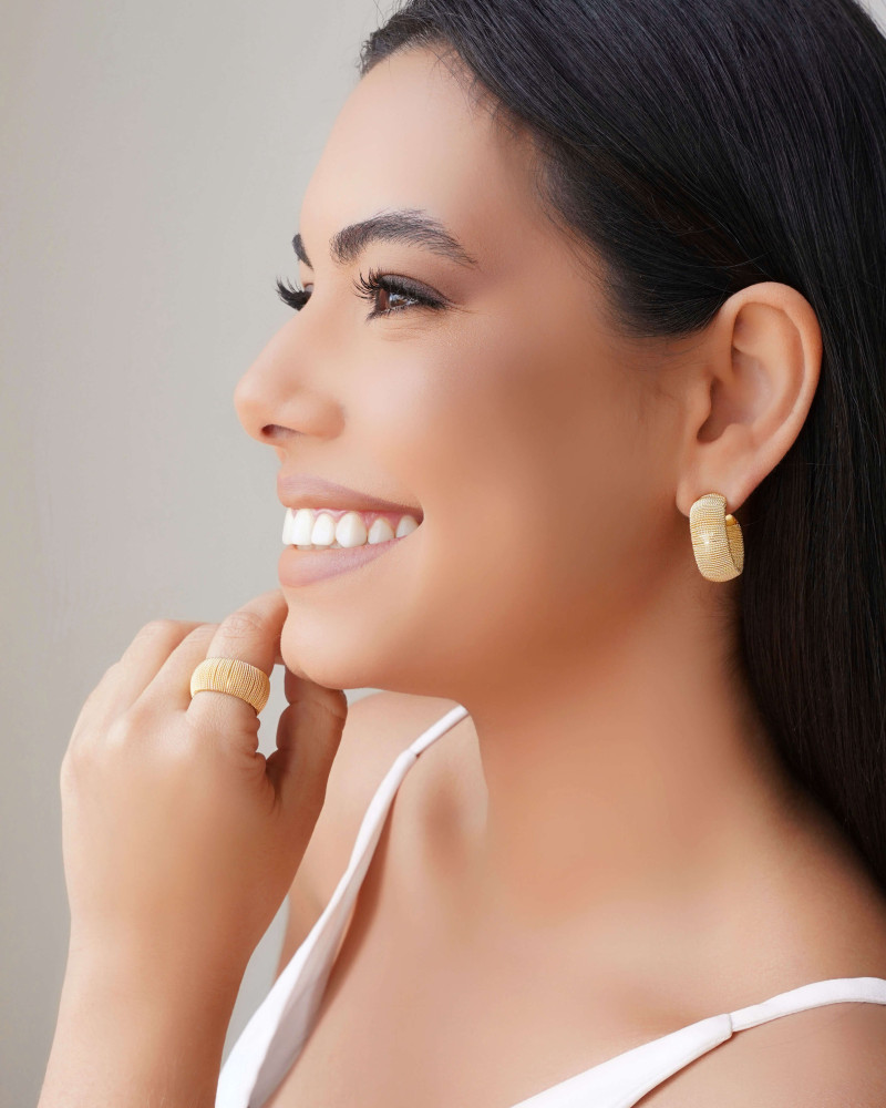 Brinco Meia Argola com Textura Banho Dourado