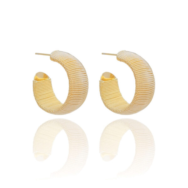 Brinco Meia Argola com Textura Banho Dourado - Image 3