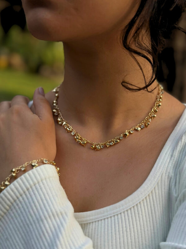 Pulseira com Corações e Cristais Banho Dourado - Image 2