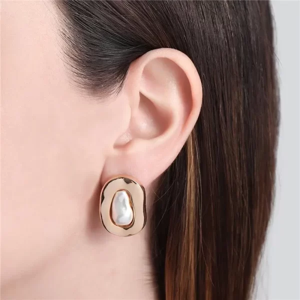 Brinco Oval Orgânico com Pérola Rústica Banho Dourado - Image 2