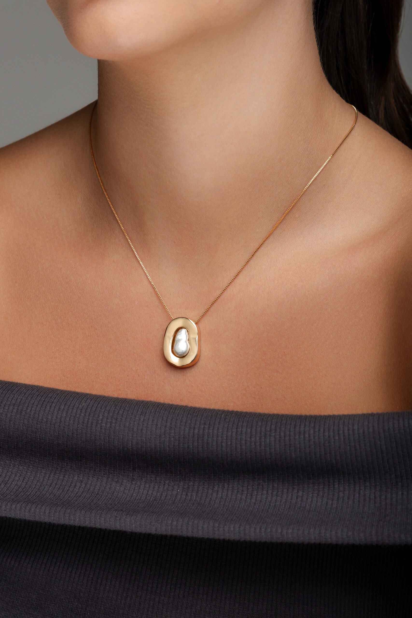 Colar Oval Orgânico com Pedra Rústica Banho Dourado