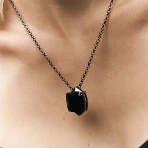 Colar com Pingente de Cristal Quadrado no Ródio Negro
