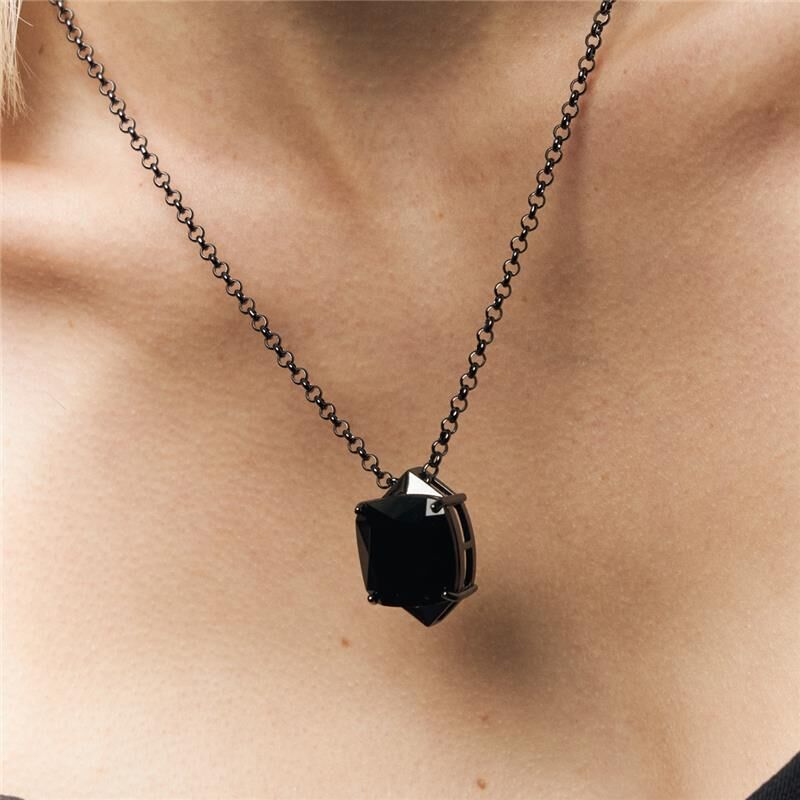 Colar com Pingente de Cristal Quadrado no Ródio Negro