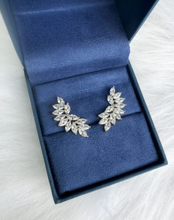 Brinco Ear Cuff Folhas com Zircônias Banho Branco - Image 2