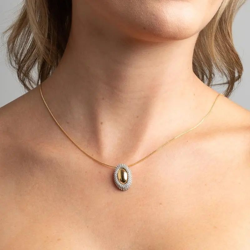 Colar Oval Polido com 3 Camadas Cravejadas Banho Dourado