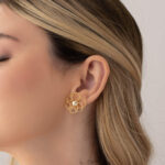 Brinco De Flor Com Detalhes em Fio Banho Dourado