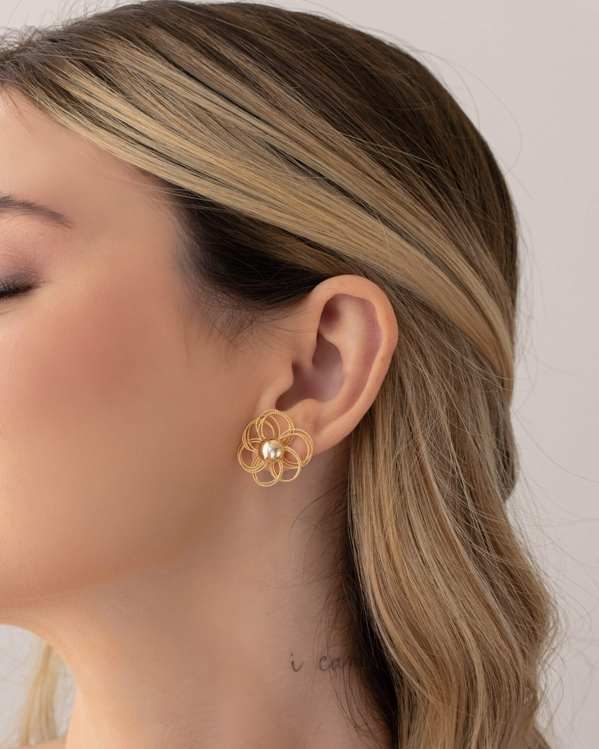Brinco De Flor Com Detalhes em Fio Banho Dourado