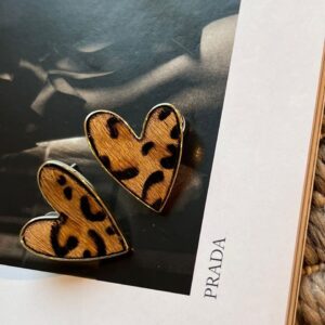 Brinco Animal Print de Coração Banho Dourado