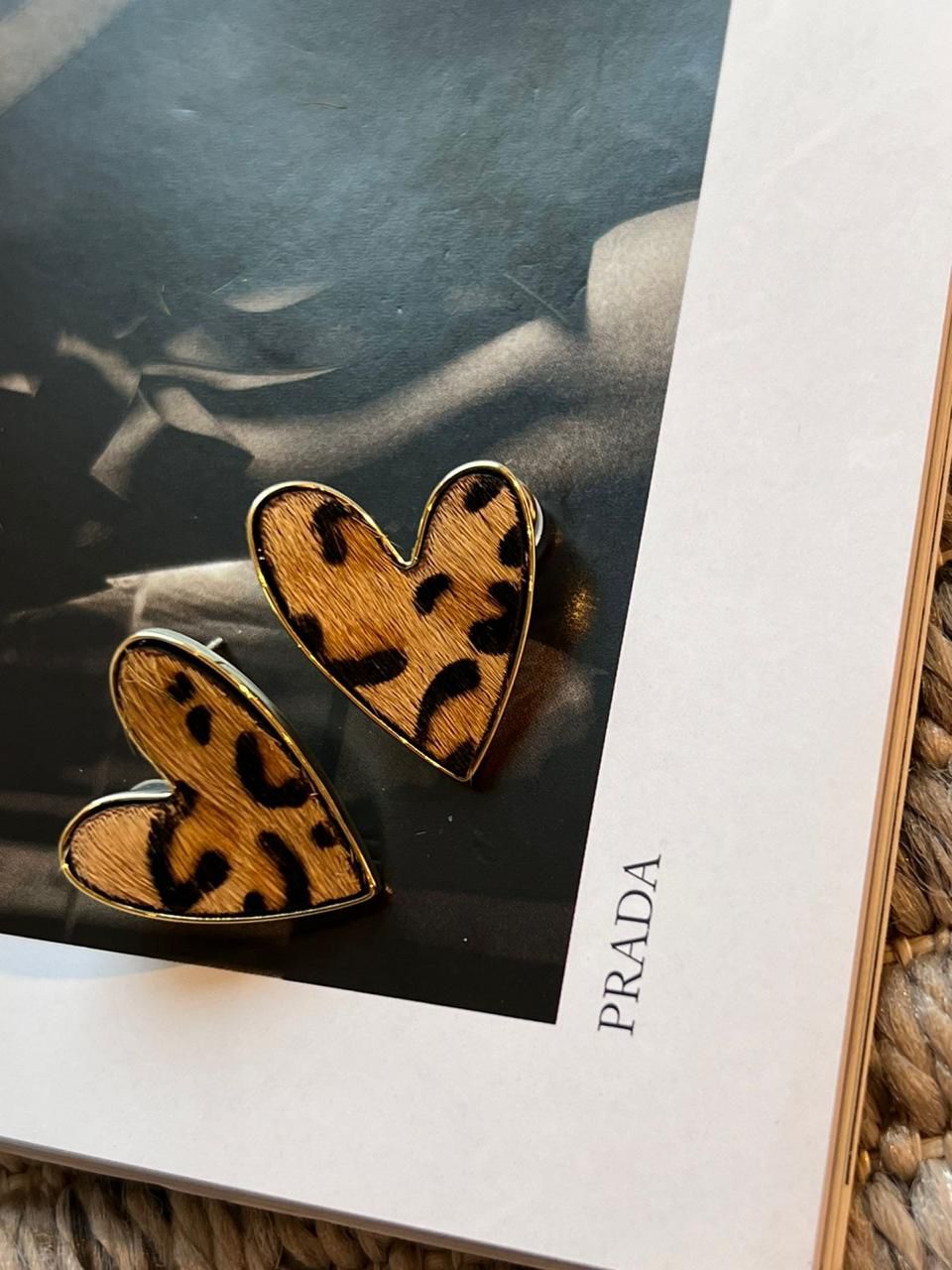 Brinco Animal Print de Coração Banho Dourado