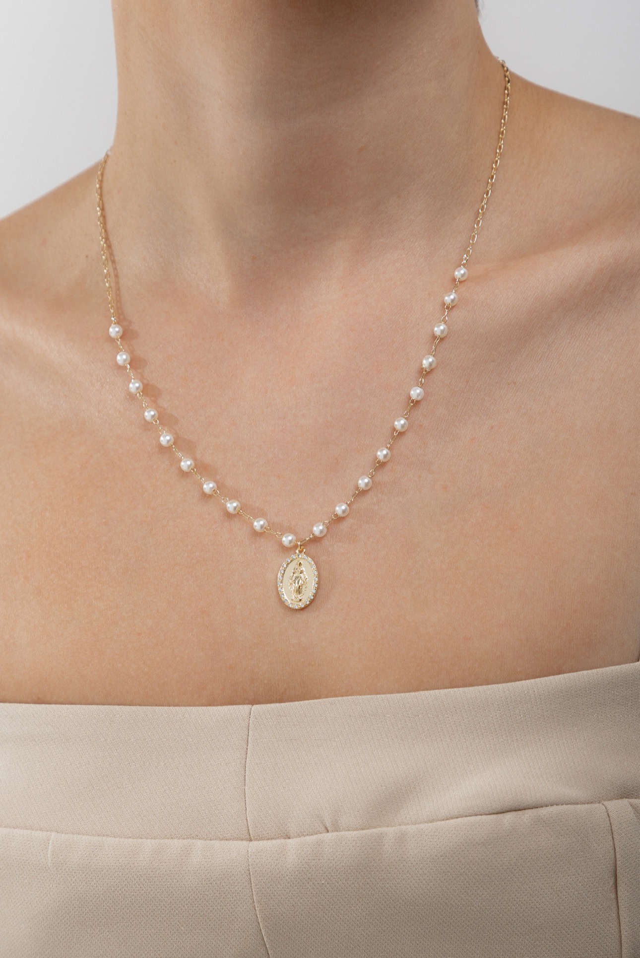 Colar Nossa Senhora das Graças com Pérolas e Cartier Banho Dourado